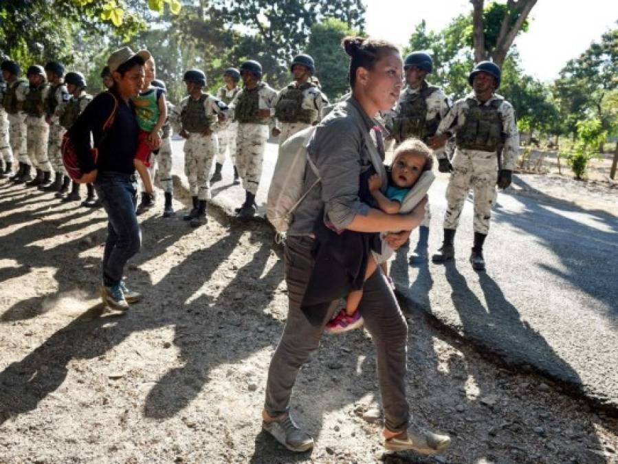 Duro trato a caravana migrante no causa indignación en México (FOTOS)