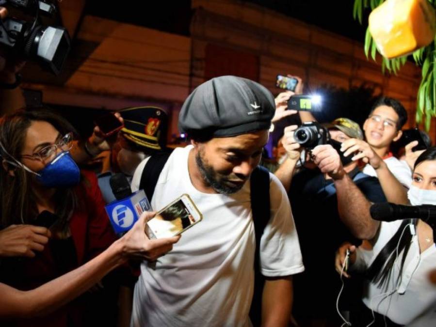 FOTOS: Así fue la llegada de Ronaldinho al hotel donde guardará prisión