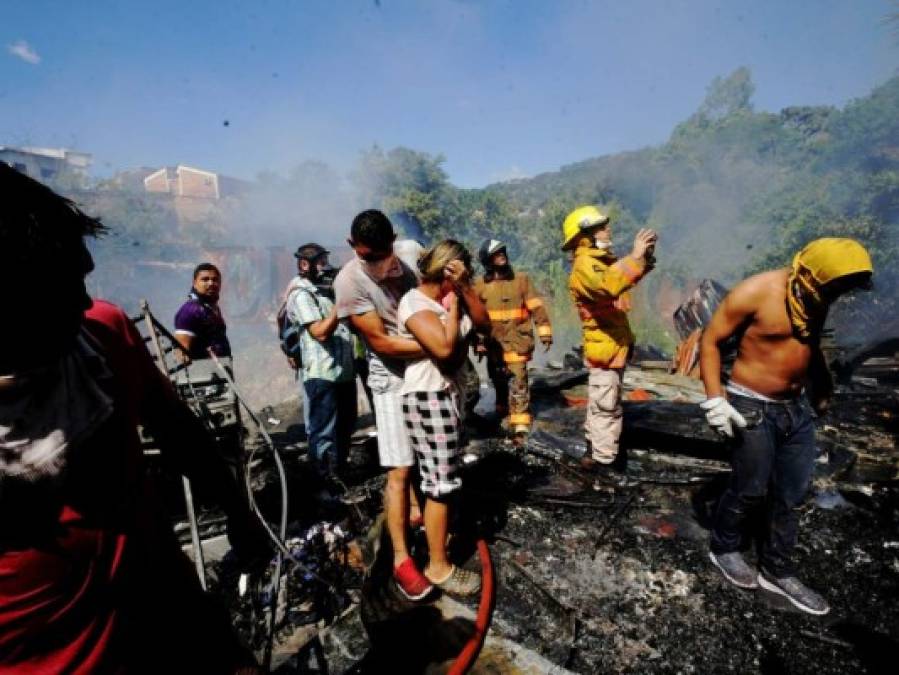 Las 15 dramáticas imágenes del incendio que cegó la vida de una menor y arrasó con siete casas en la colonia Fernando Calderón