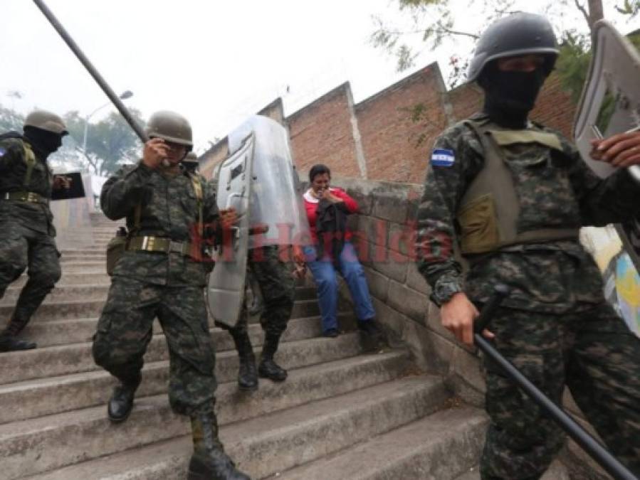 Así fue el desalojo de manifestantes de la Alianza de Oposición en el Barrio Morazán y puente La Isla