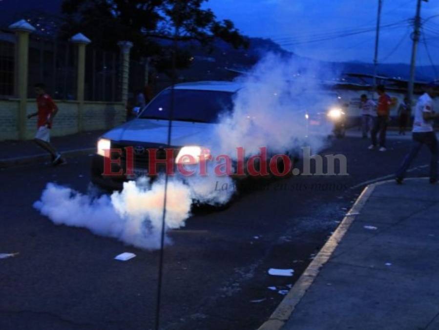 Caos, gritos desesperados y gases lacrimógenos: Los disturbios afuera del Estadio Nacional