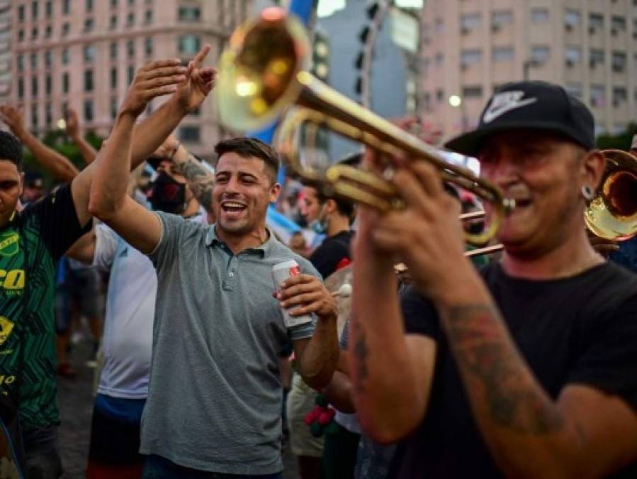 Argentinos marchan en búsqueda de respuestas sobre la muerte de Diego Maradona