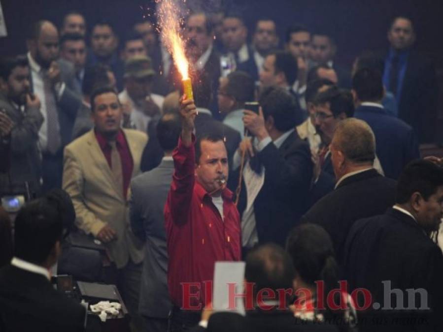 FOTOS: Empujones, cohetes y bengalas; así fue el nuevo acto de insurrección en el Congreso Nacional