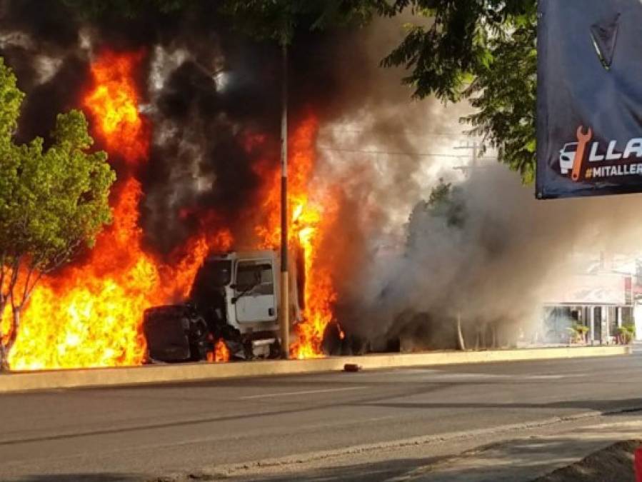 FOTOS: El impactante accidente de un camión en México tras fallarle los frenos; hay varios muertos