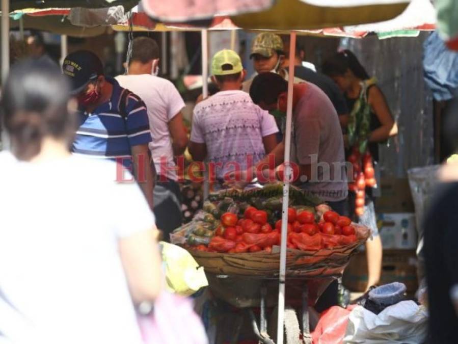 FOTOS: Mercados desbordados mientras capitalinos se exponen al Covid-19