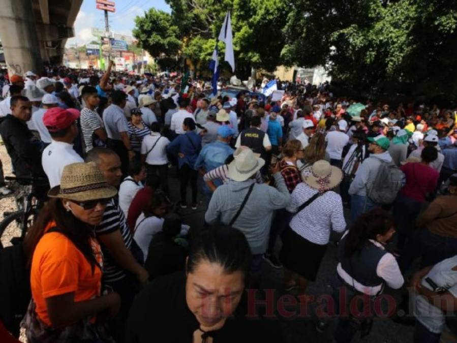 FOTOS: Colegios cerrados, sin atención en IHSS y marchas de maestros, médicos y estudiantes en otro día de protestas