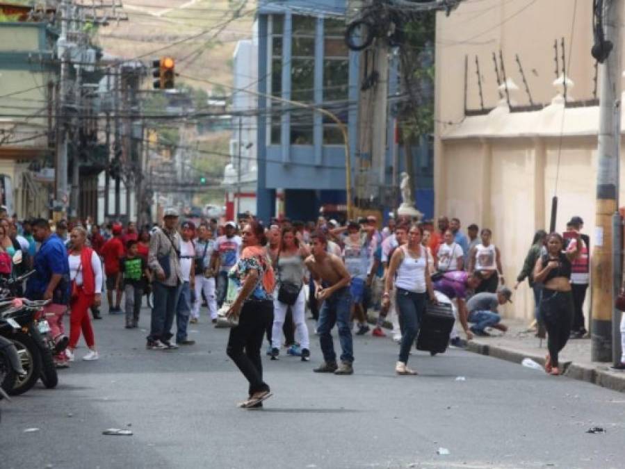 Golpes, gas lacrimógeno y mercancía dañada dejó desalojo de vendedores en casco histórico