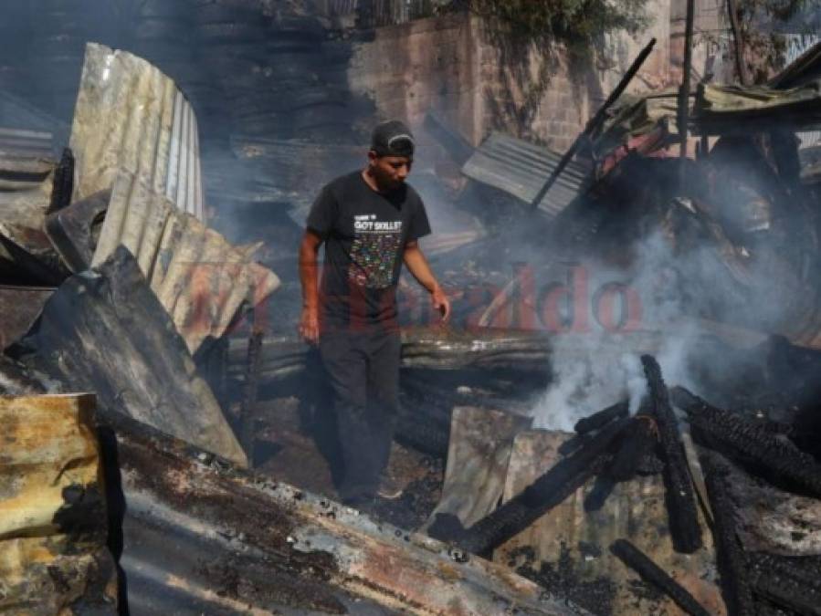 Las imágenes del incendio que consumió cuatro casas en la colonia 3 de Mayo  