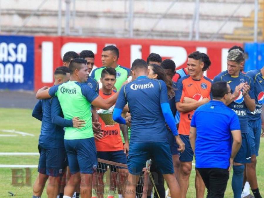 FOTOS: Presentadores de Las Mañanas del 5 pagan apuesta regalando 'burritas' a Motagua