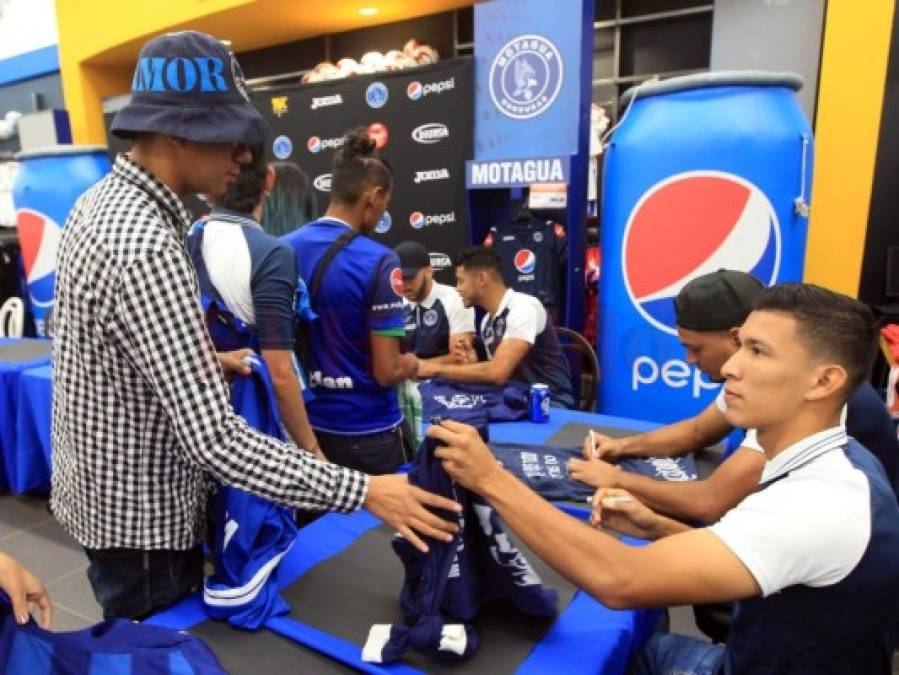 Motagua ilusiona a sus aficionados con el campeonato en firma de autógrafos