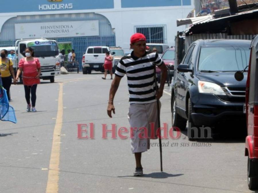 La travesía de hondureños que planean ir a vacunarse a El Salvador (FOTOS)  