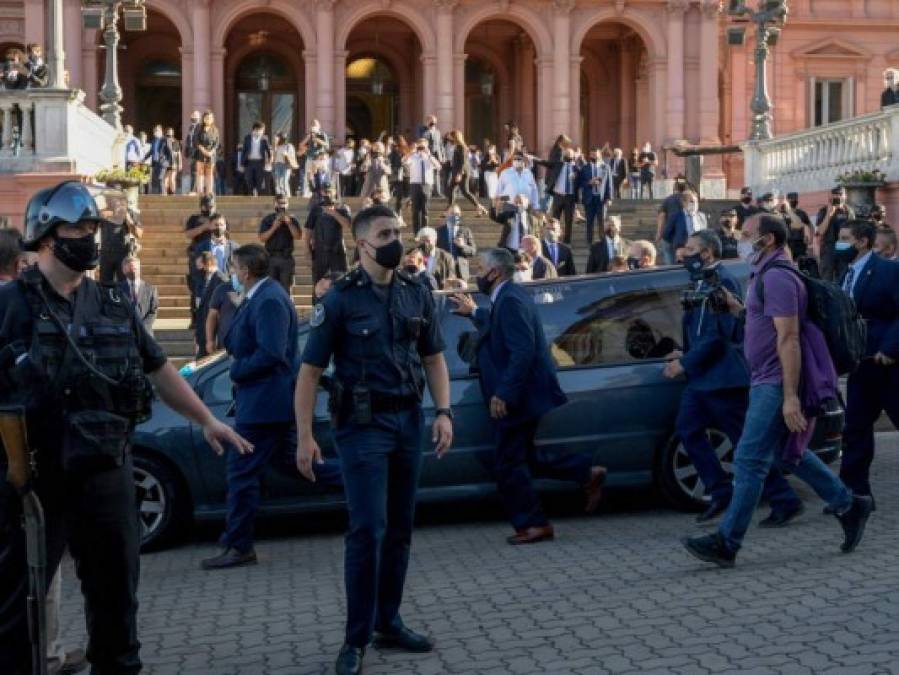 Entre gritos, aplausos y llanto, así fue la salida del féretro de Maradona hacia el cementerio