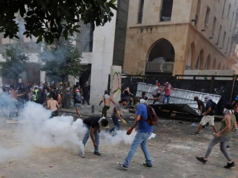 Se intensifican protestas por explosión de 2,750 toneladas de nitrato de amonio en Beirut