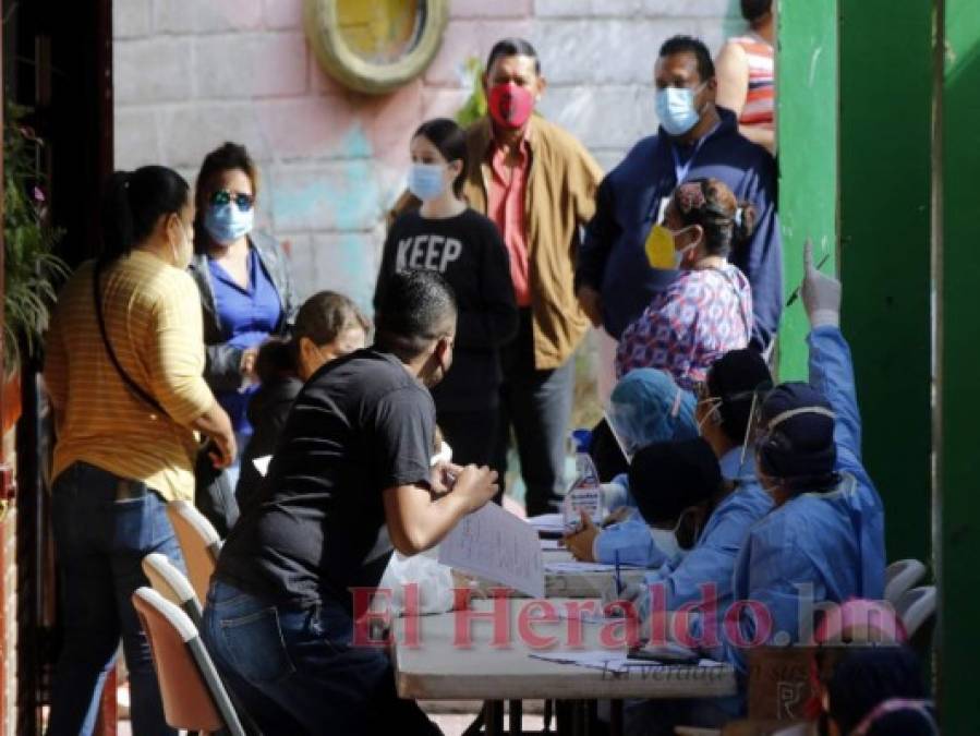 Afluencia masiva de hondureños en brigadas médicas contra covid en la capital