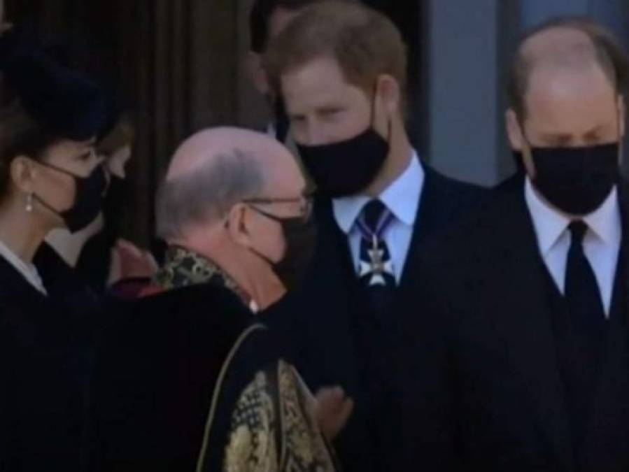 Así fue el incómodo reencuentro de los príncipes Harry y William en el funeral del duque de Edimburgo  