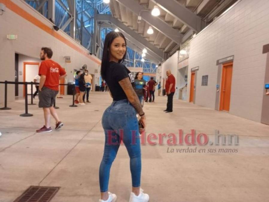 Las bellezas catrachas en el BBVA Compass para el Honduras-Granada