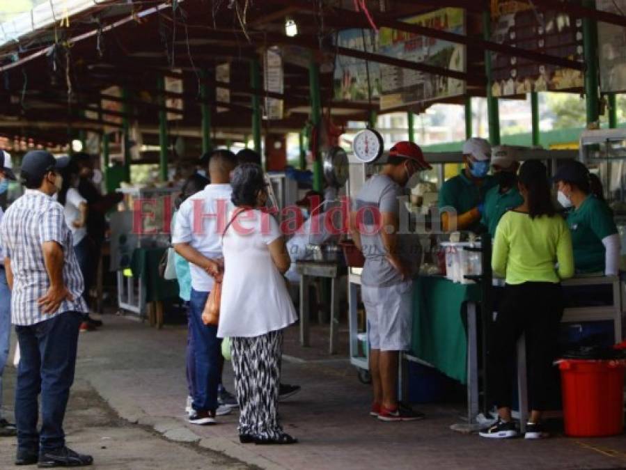 Comerciantes se reinventan para garantizar protección a sus clientes (FOTOS)