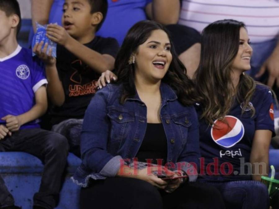 FOTOS: Bellas hondureñas presentes en el duelo Honduras vs Trinidad y Tobago