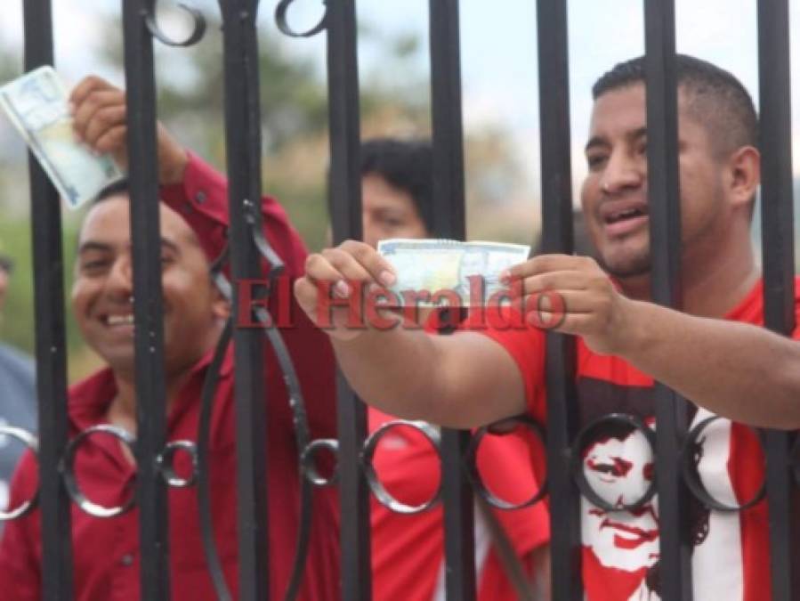 Con harina y billetes de 50 lempiras reciben manifestantes a Lena Gutiérrez en los Juzgados de la capital