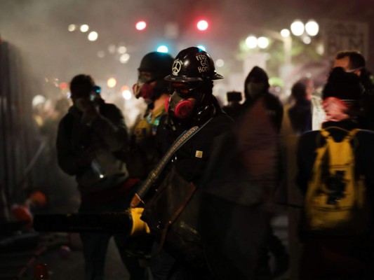 FOTOS: Manifestantes y policías se enfrentan nuevamente en Portland, EEUU