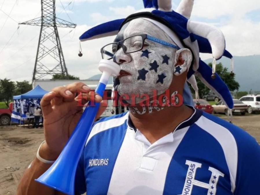 FOTOS: Banderas, gorras y camisas... ¡Todo el ambiente para el Honduras vs Australia en San Pedro Sula!