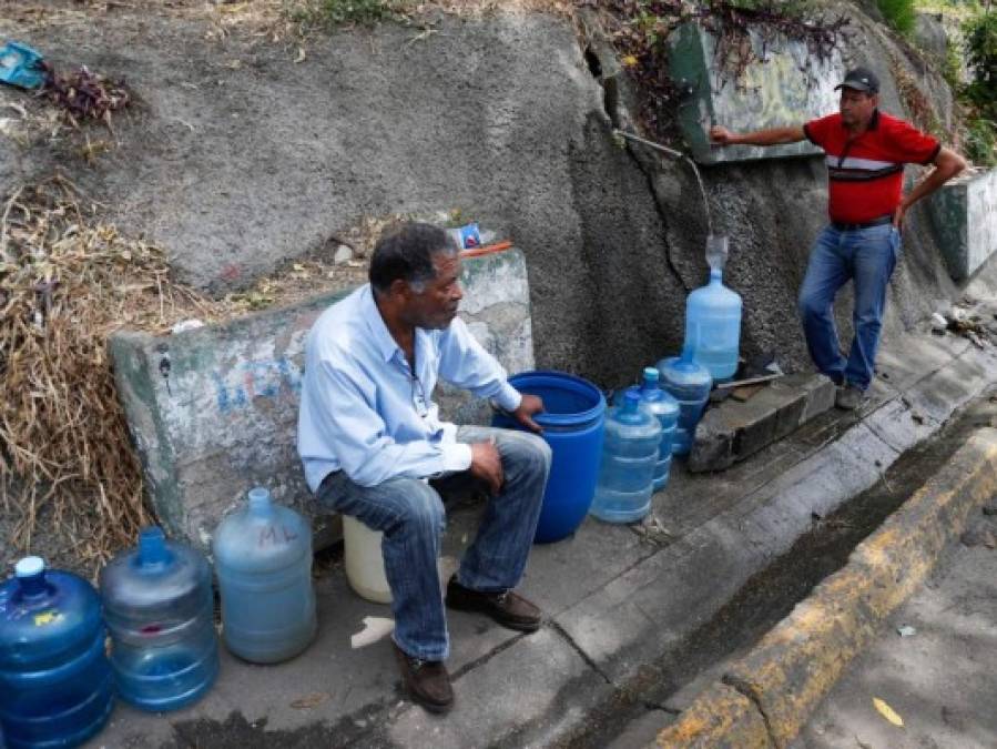 FOTOS: Sin luz ni agua, así vivieron seis días los venezolanos en medio de la crisis