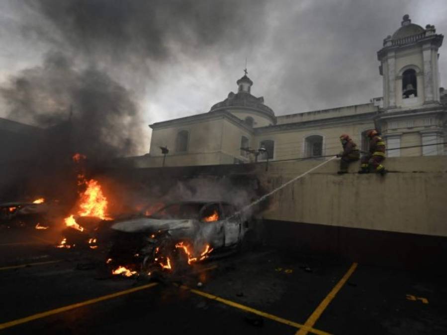 Vehículos quemados y más de diez policías heridos: Lo que dejó la irrupción en Guatemala
