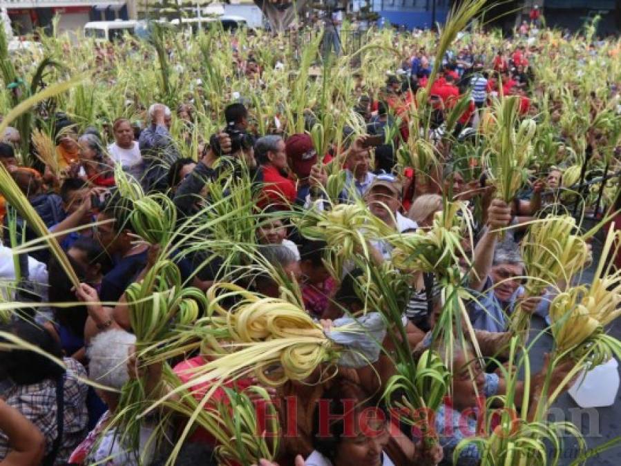 Feligreses católicos dan inicio a la procesión de Semana Santa