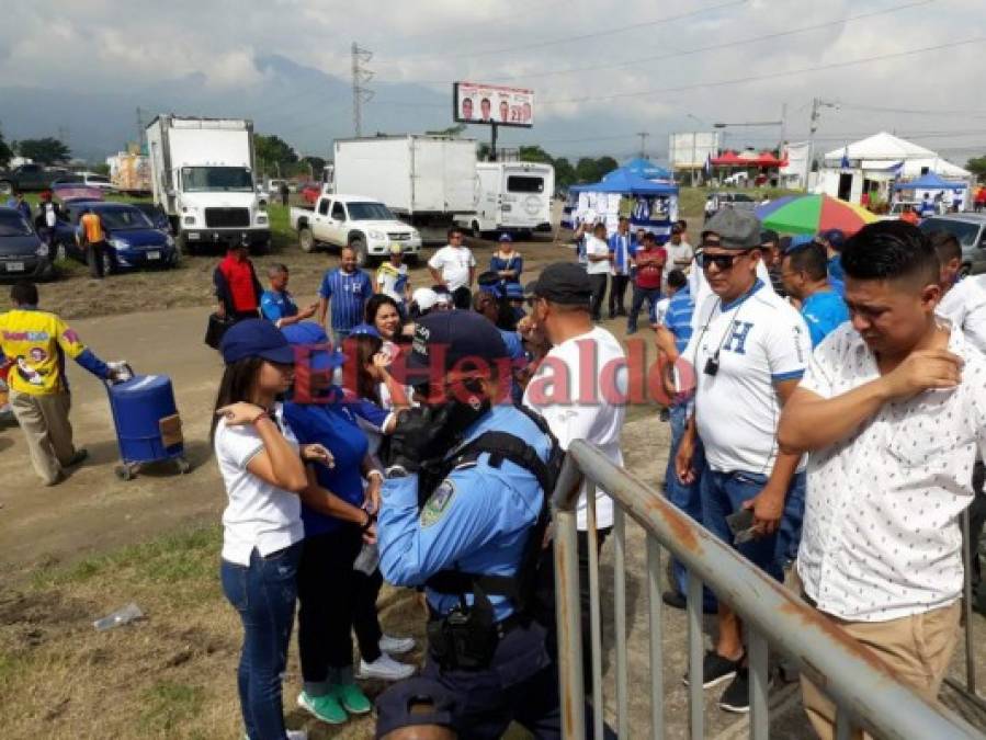 FOTOS: Banderas, gorras y camisas... ¡Todo el ambiente para el Honduras vs Australia en San Pedro Sula!