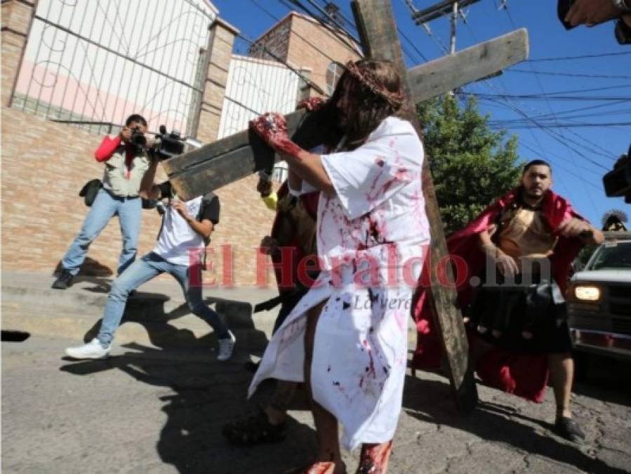 Impresionante vía crucis en Viernes Santo retrata la pasión de Jesucristo