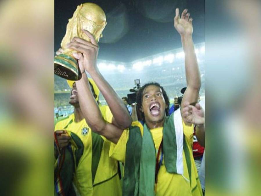 Ronaldinho presume sus títulos... ¡Lo ha ganado todo!