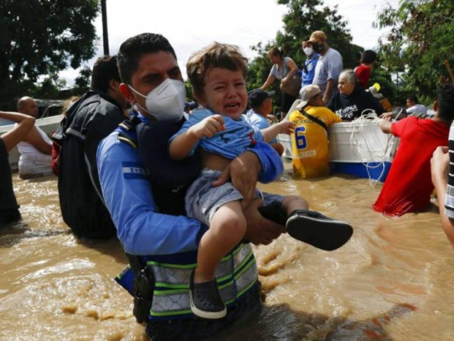 Imágenes de rescates: Hondureños lloran y sufren la tragedia causada por Eta