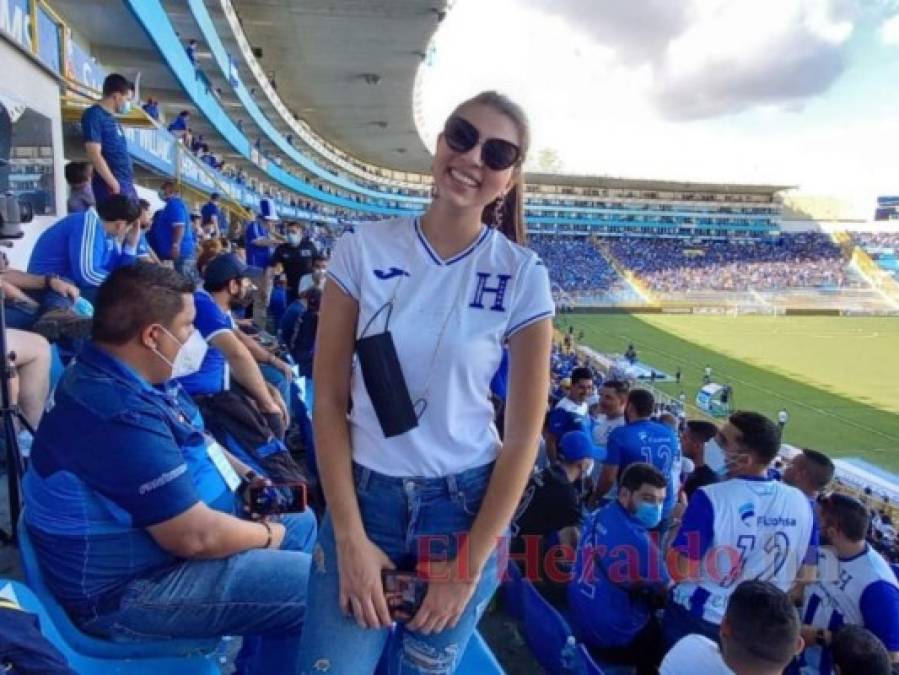 Bellezas hondureñas y salvadoreñas engalanan el estadio Cuscatlán (Fotos)