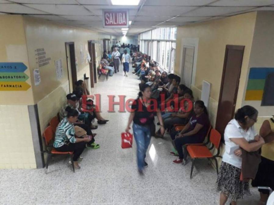 FOTOS: Paro en el sector Salud castiga con larga espera a pacientes