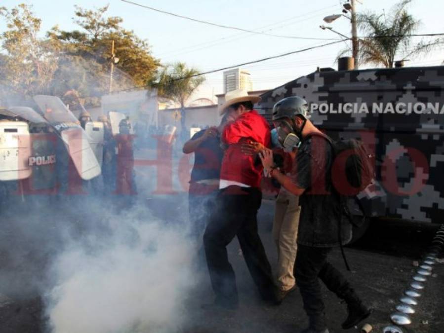 Imágenes de la 'gaseada” a Manuel Zelaya durante marcha de la Alianza de Oposición