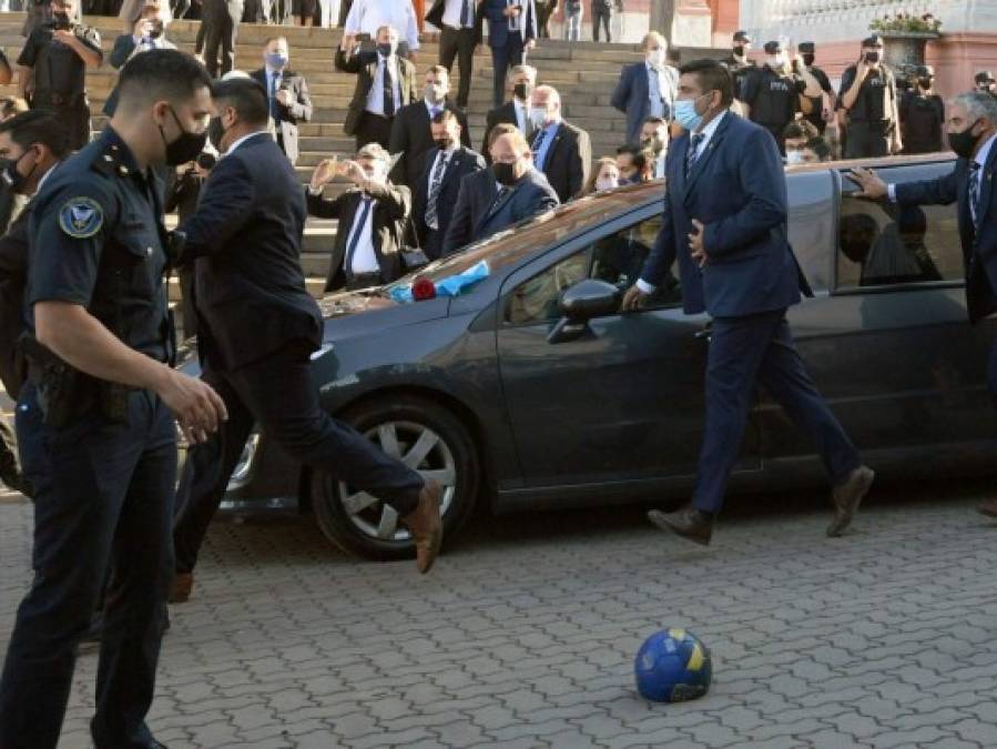 Entre gritos, aplausos y llanto, así fue la salida del féretro de Maradona hacia el cementerio