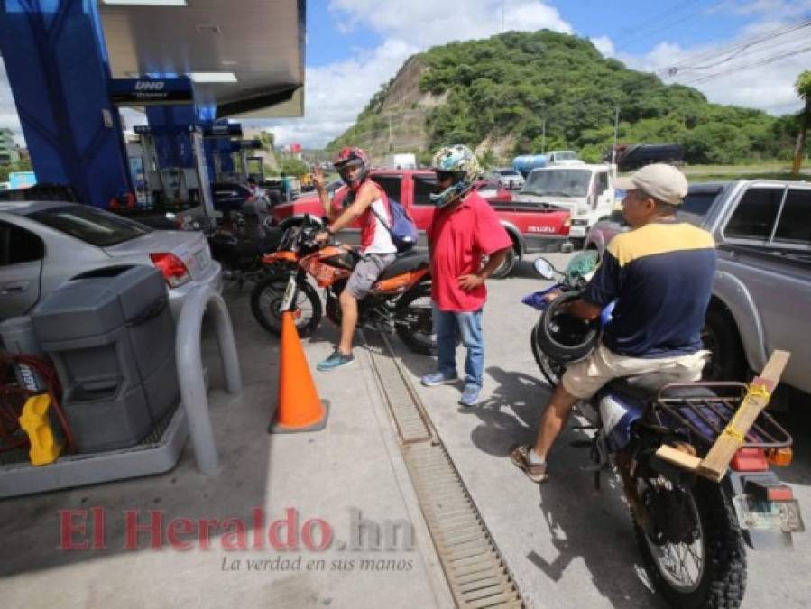 FOTOS: Largas filas en gasolineras ante supuesto desabastecimiento de combustible   