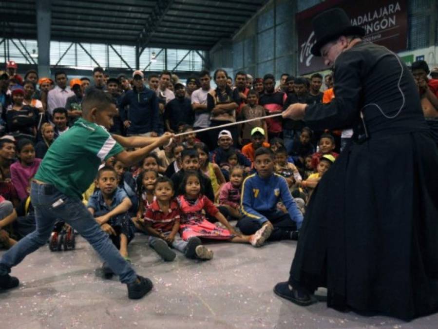 Niños de la caravana migrante olvidan su dura realidad gracias a los juguetes