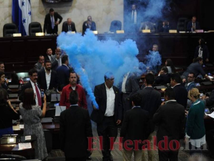 FOTOS: Empujones, cohetes y bengalas; así fue el nuevo acto de insurrección en el Congreso Nacional