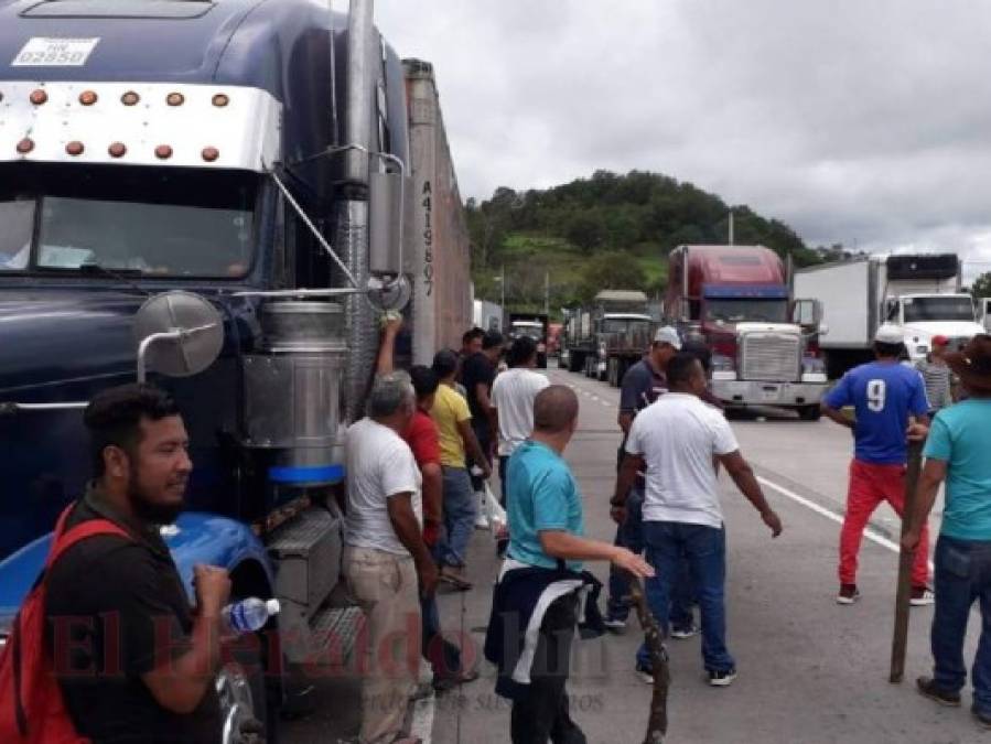 Las 12 fotos que resumen la jornada de paro de transporte pesado y el caos en gasolineras de la capital