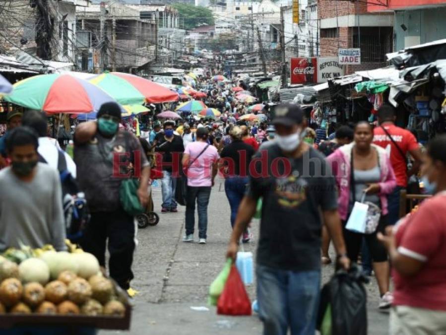 Largas filas y aglomeraciones, pese a que solo un dígito circula este lunes