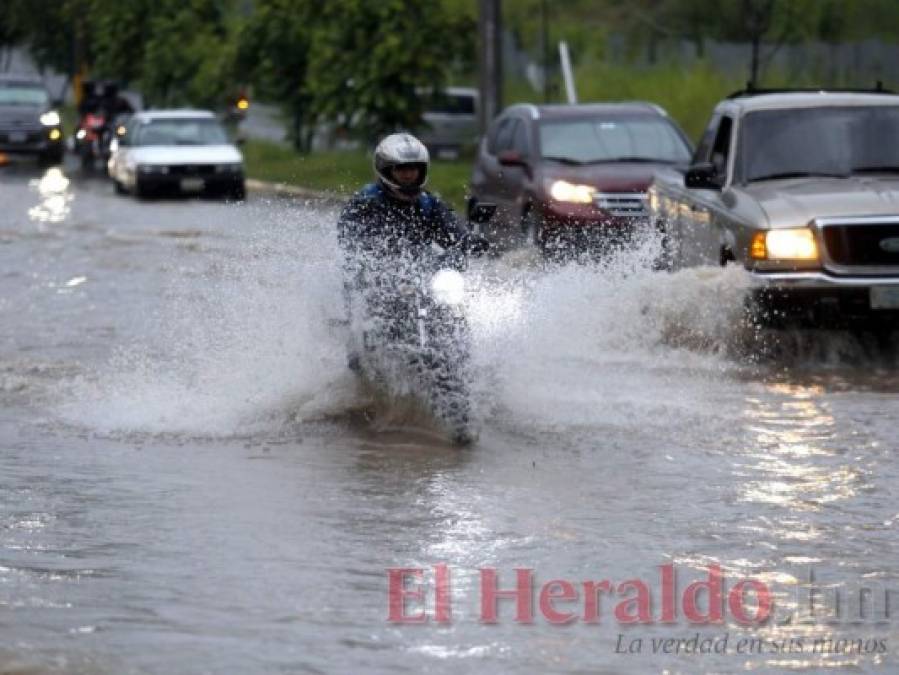 Calles bajo el agua y largas colas: lluvias dejan anegada la capital
