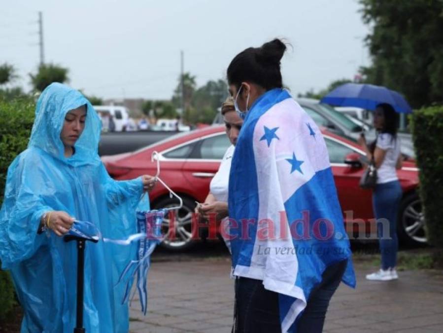 A pesar de la lluvia, fanáticos llegan al BBVA Compass y apoyan a Honduras