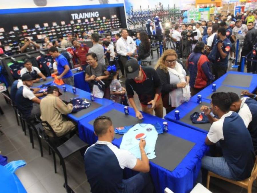 Motagua ilusiona a sus aficionados con el campeonato en firma de autógrafos