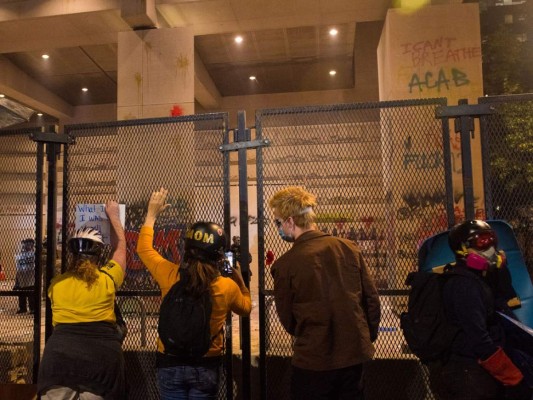 FOTOS: Manifestantes y policías se enfrentan nuevamente en Portland, EEUU