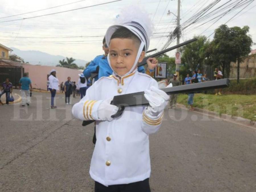 Estudiantes de primaria llenan de civismo la capital de Honduras