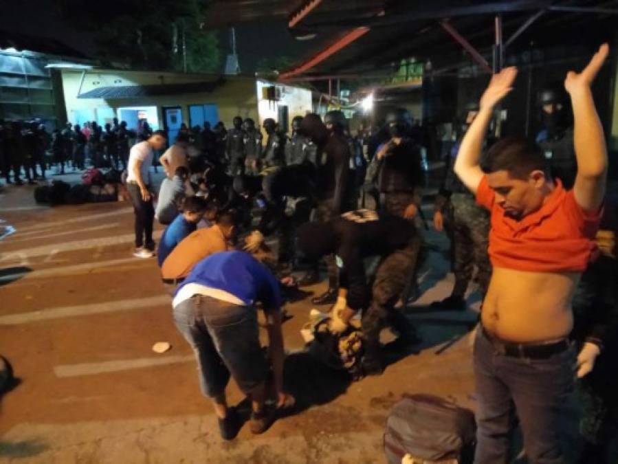 FOTOS: Así fue el traslado de reos de San Pedro hacia otras cárceles de Honduras