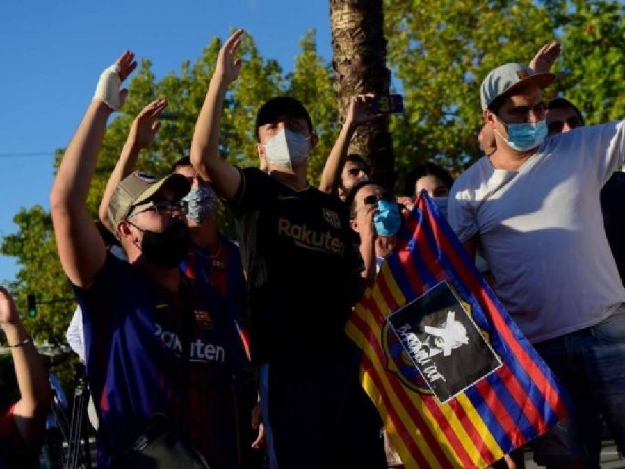 Invasión en el Camp Nou y disturbios de aficionados por la salida de Messi (FOTOS)