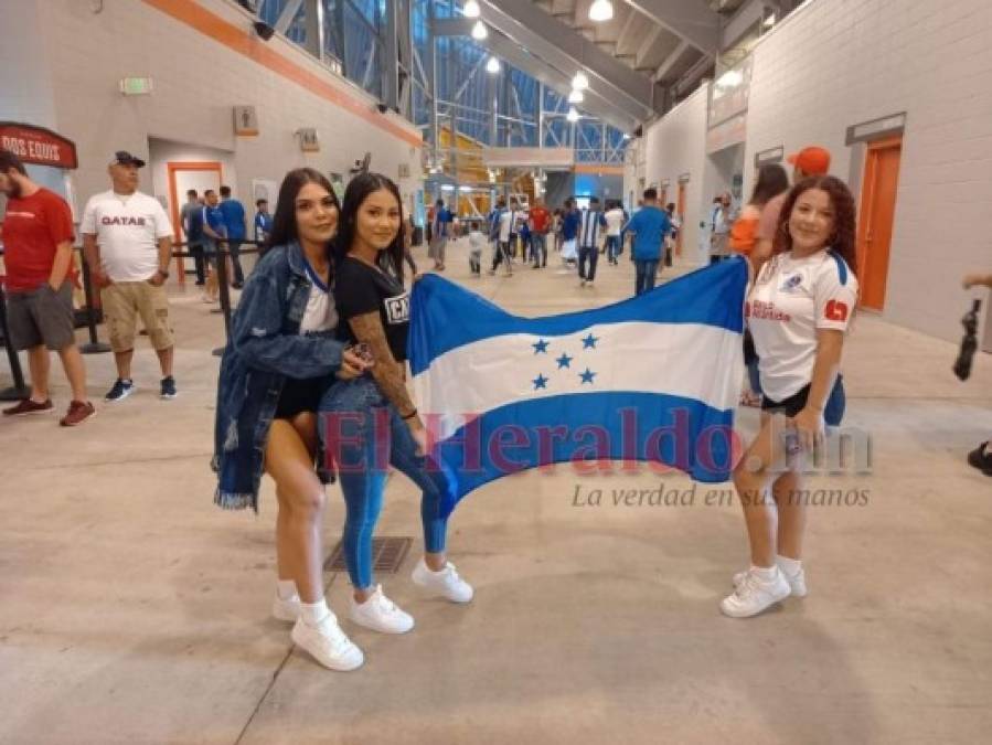 Las bellezas catrachas en el BBVA Compass para el Honduras-Granada