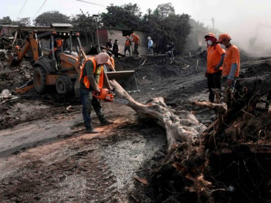 ﻿Fotos: La noble labor de los héroes anónimos tras erupción del volcán de Fuego en Guatemala